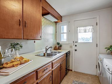 Building Photo - Adorable two bedroom, one bathroom, wester...