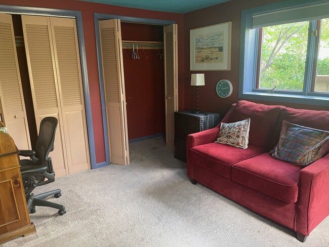 Building Photo - Furnished 2 Bedroom Garden Level Apartment in Upper Table Mesa Near Bear Creek Park