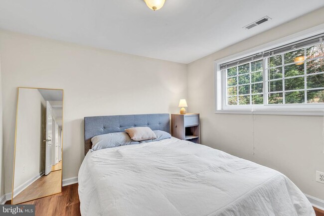 Building Photo - 4415 Elmwood Dr