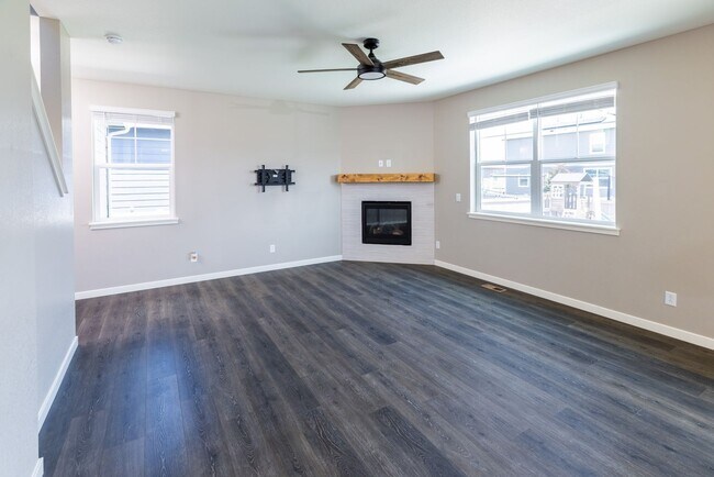 Building Photo - Stunning 4BR House in Berthoud