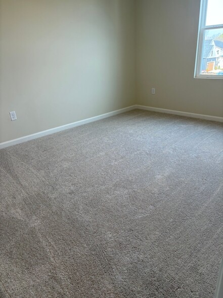 Building Photo - 2013 Lyndon Green Cir