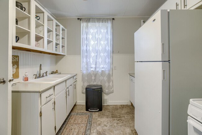 Building Photo - Cozy 2 Bedroom With Fenced Yard & Parking, Minutes from Old Market!!