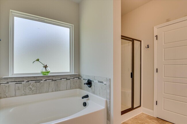 Building Photo - 210 Pebble Ln