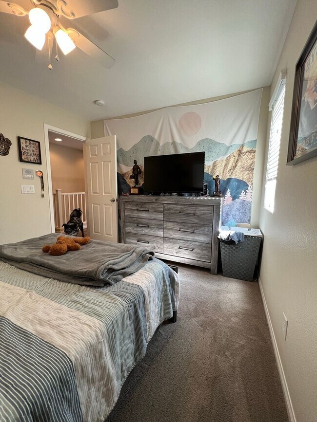 Building Photo - ABSOLUTELY AMAZING! Large 4 bedroom 2 stor...