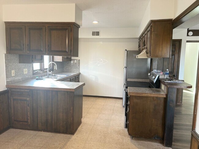 Building Photo - 3 Bed, 3 Bath, 2 Car Garage Duplex in Blue Springs