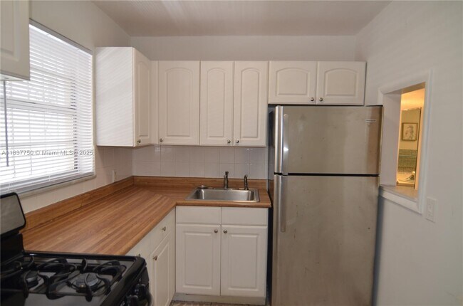 Building Photo - 1357 Collins Ave