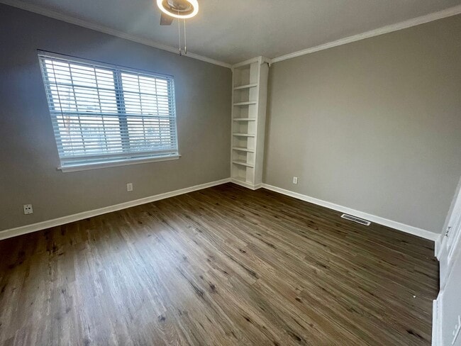 Building Photo - Townhome with Pool!