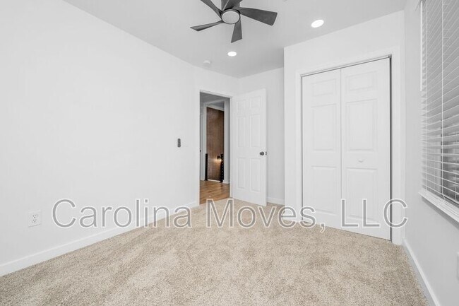 Building Photo - 10 Valley View Dr