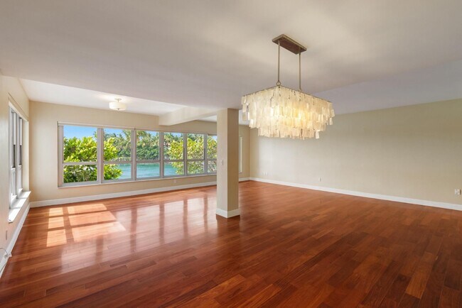Building Photo - 9102 W Bay Harbor Dr