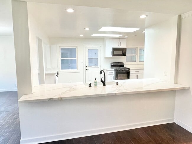 Building Photo - Beautiful Remodeled Calistoga Home