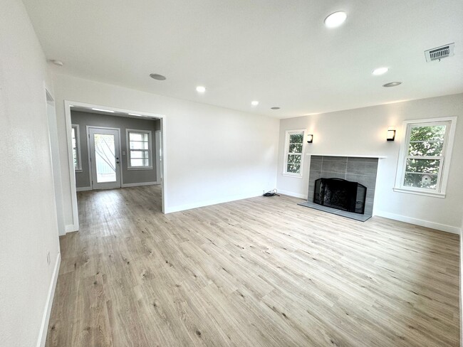 Building Photo - Charming 2 Bedroom Home Near Olivedale Par...
