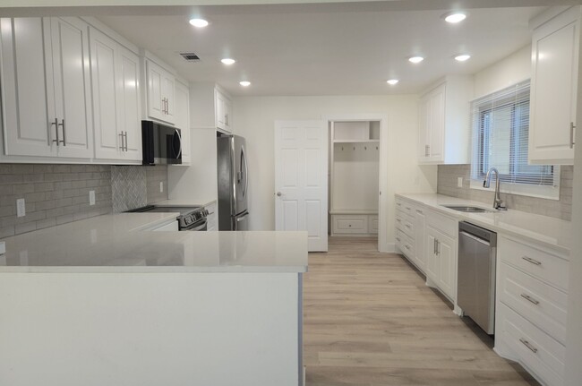 Building Photo - Spacious 3/2/2 - Newly remodeled Kitchen a...