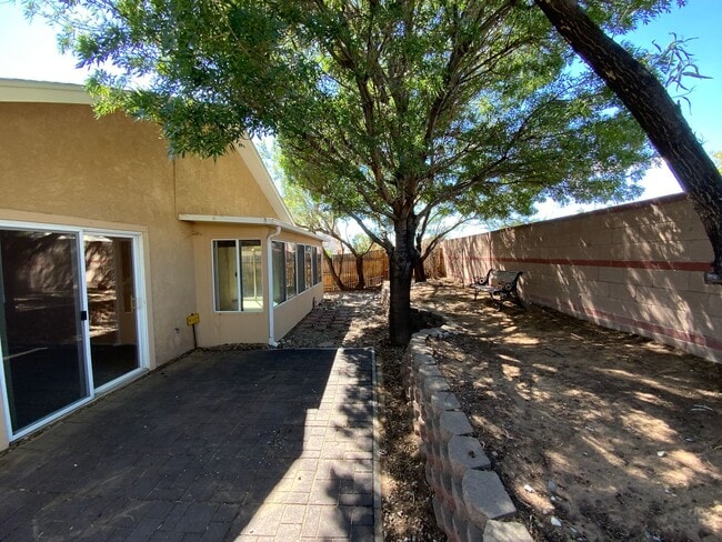 Building Photo - 3 Bedroom Single Story Home Near Unser Blv...