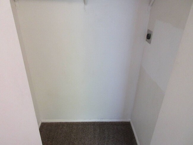 Building Photo - 2 bedroom, 1.5 bathroom, 2 Story Apartment in the Heart of Town