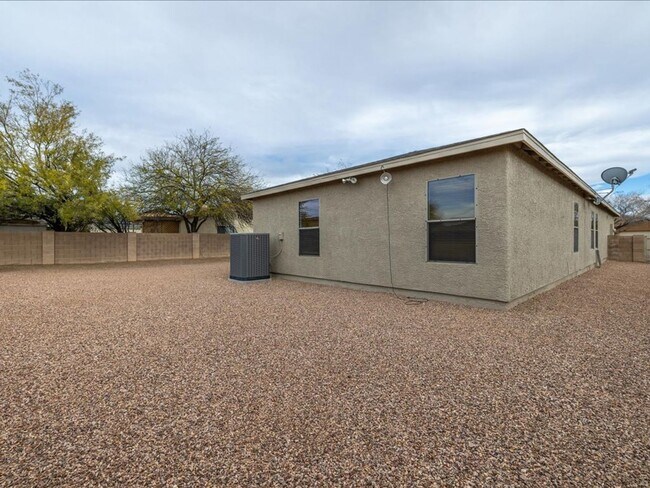 Building Photo - 3 Bedroom 2 Bathroom with Den