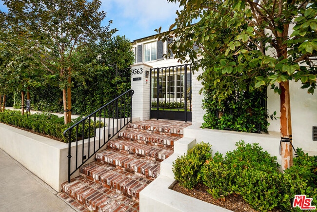 Building Photo - 9563 Charleville Blvd