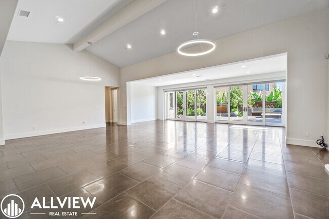 Building Photo - Luxurious and Rare 5 Bed 5.5 Bath Located ...