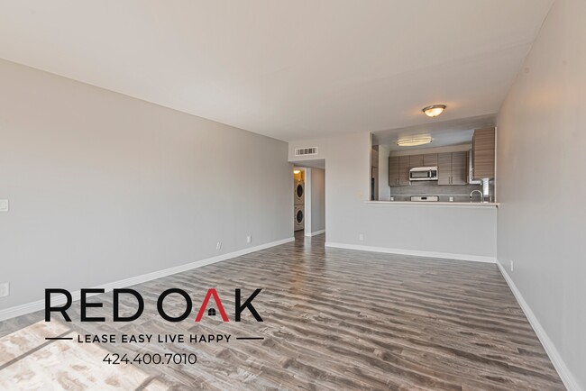 Building Photo - Gorgeous One Bedroom with Spacious Rooms F...