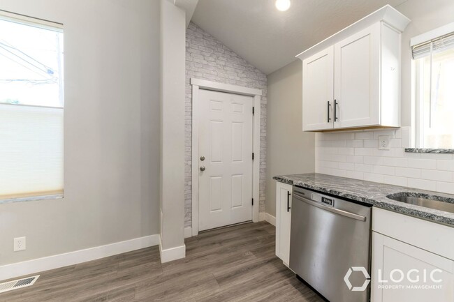 Building Photo - 935 W 200 N