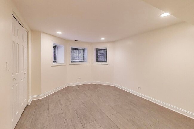 Building Photo - 3901 N Hamilton Ave