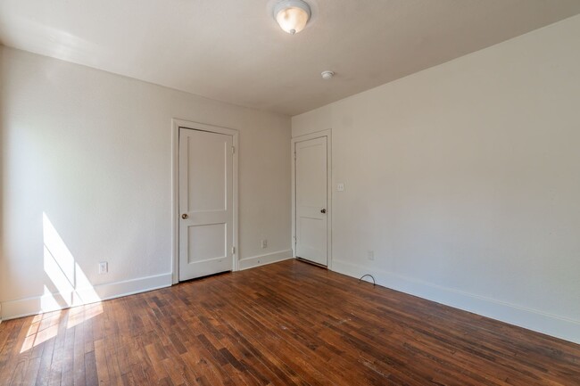 Building Photo - Cute two bedroom one bath (850 sf) home wi...