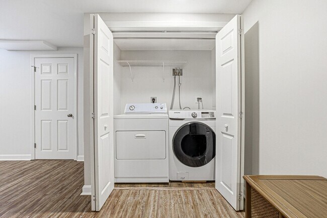 Building Photo - 659 Moody St