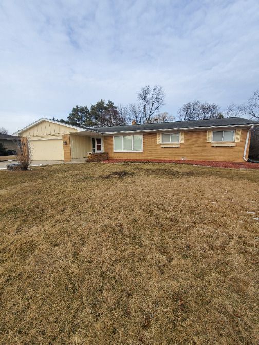 Building Photo - 8862 N Malibu Dr