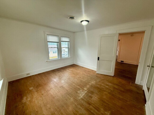 Building Photo - 214 Maple St