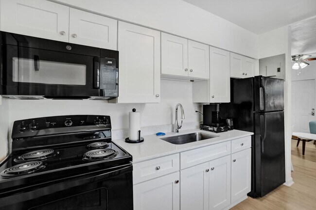 Building Photo - 717 13th Ave