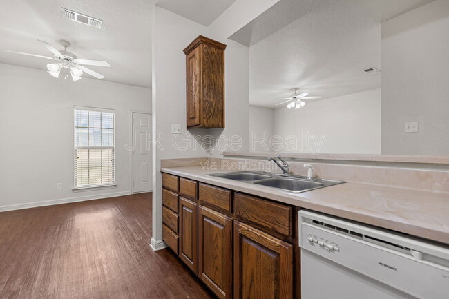 Building Photo - 10001 Amber Cir