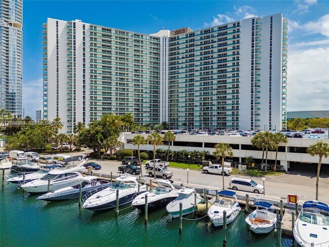 Building Photo - 100 Bayview Dr