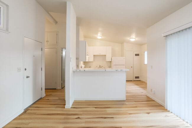 1BR, 1BA - 624SF -Remodeled - Living Room - Six Hundred Park Avenue