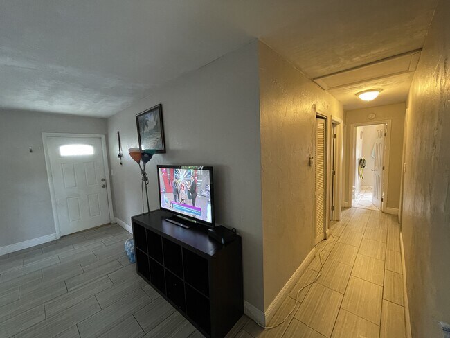 Building Photo - 208 Coventry St