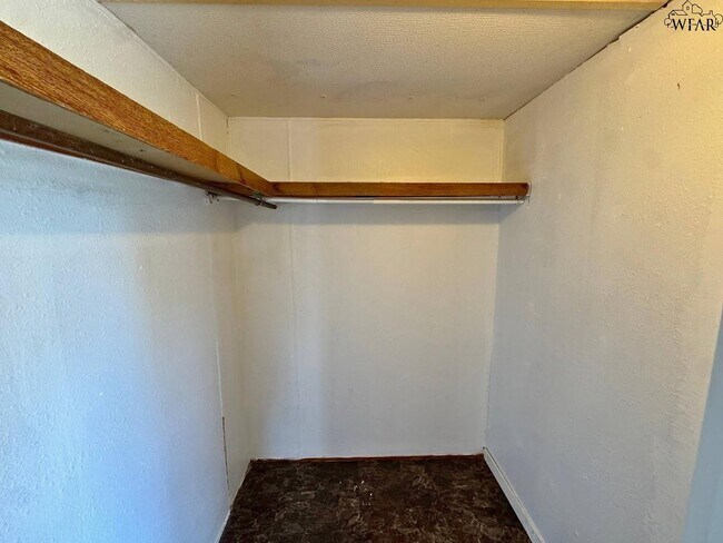 Building Photo - 314 W 6th St