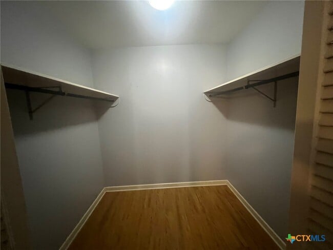 Building Photo - 943 S Pecan Ave