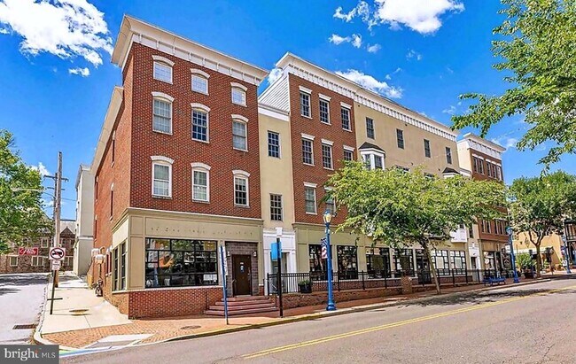 Building Photo - 136 Bridge St