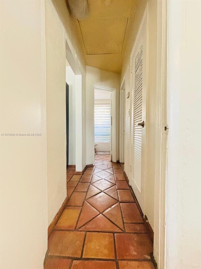 Building Photo - 1913 Riverside Dr