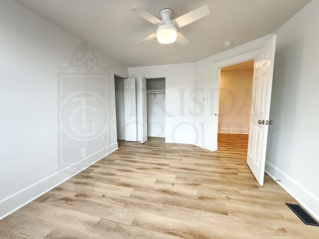 Building Photo - Avail Sept 1: 2BR Apt in Beechview, South Hills.  BEAUTIFUL design, Laminate Floors, AC, Pets OK,...