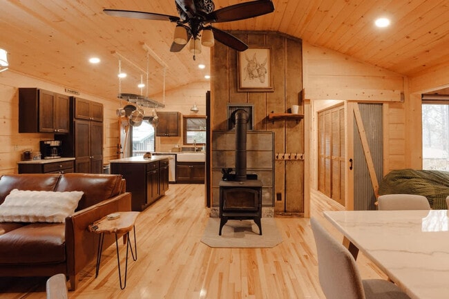 Building Photo - 521 Baywood Dr