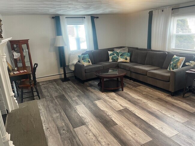 Building Photo - 8 Rock Cliff Rd