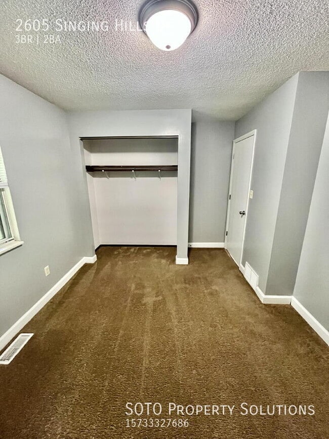 Building Photo - 2605 Singing Hills Dr