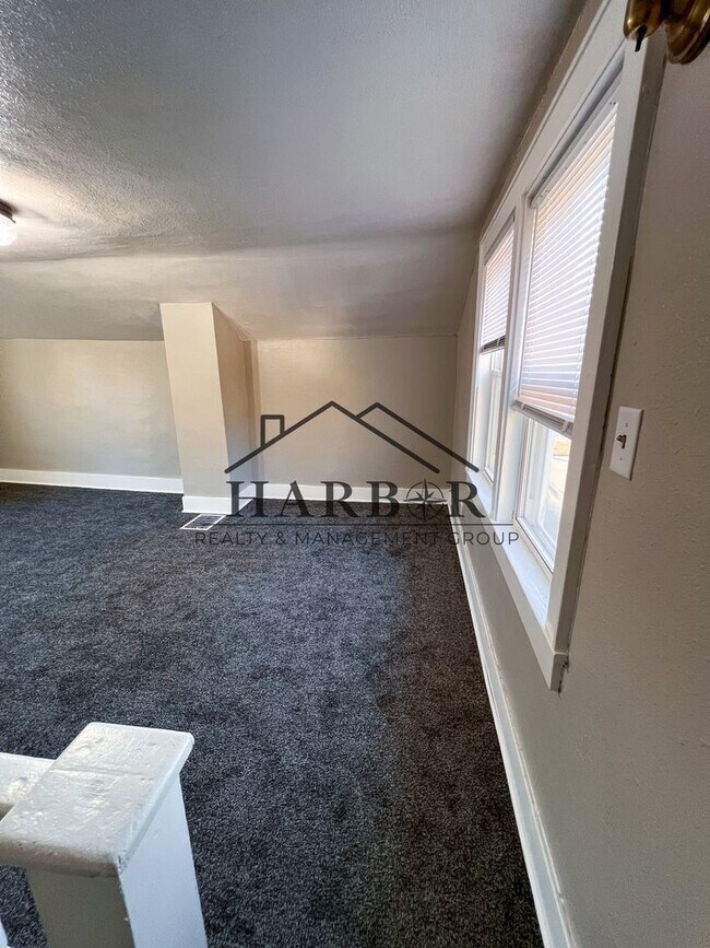 Building Photo - Recently Renovated 2 Bedroom Home!! Special: Half Off First Months Rent