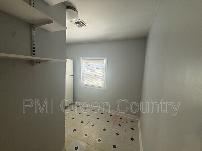 Building Photo - 2811 E 1st Pl