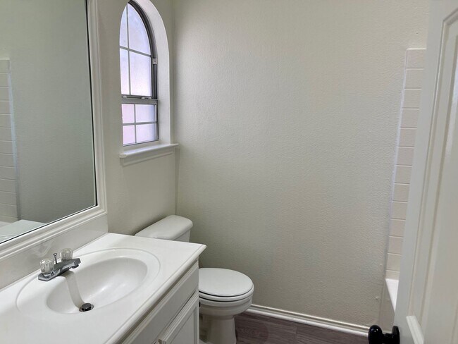 Building Photo - Updated home in Burleson