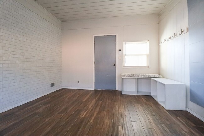 Building Photo - Updated 3 Bed / 1.5 Bath in Tulsa!