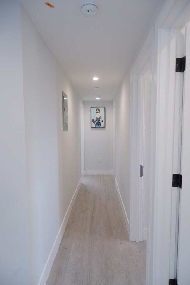 Building Photo - 1410 W 37th Pl