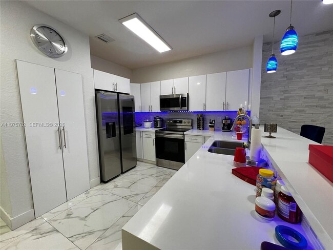 Building Photo - 748 NE 34th Ave