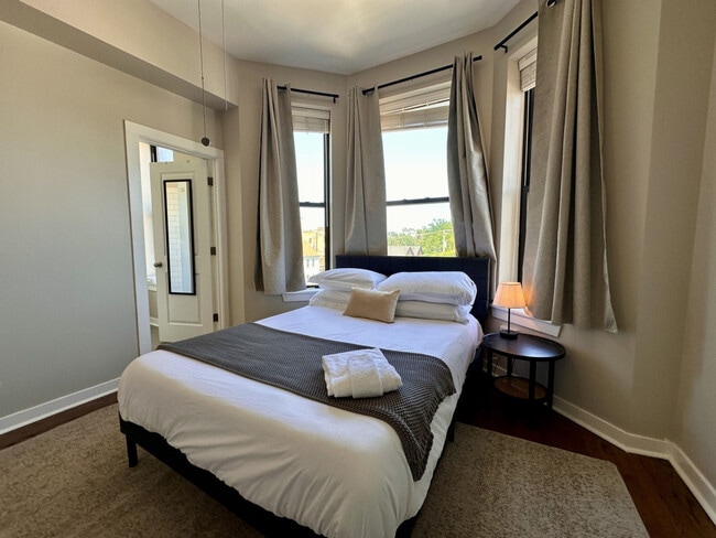 Building Photo - 736 N Throop St