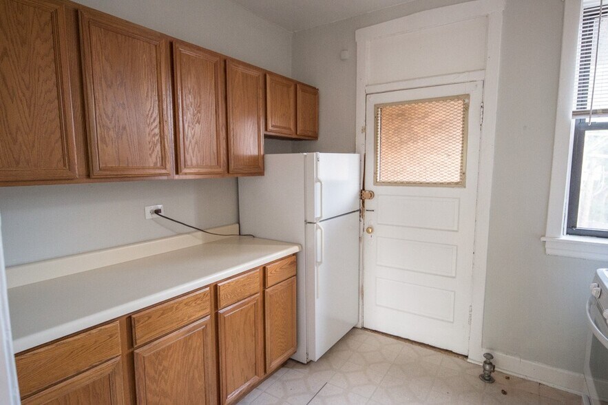 Building Photo - 627 W Cornelia Ave