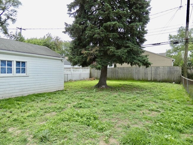 Building Photo - 2211 W Sylvania Ave